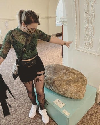 BEHOLD
…a rock. 
.
.
Shirt&tights: pinkpine.apparel.shop 
Skirt: limitlessflair.official 
.
#rock #chicago #chicagofieldmuseum  #fieldmuseum #illinois #illinoisboys #instafashion #fashionista #fashion